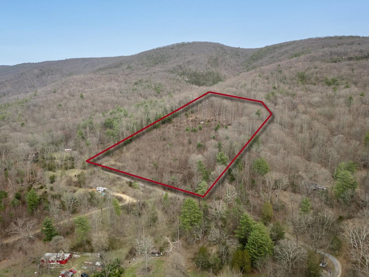 a view of a dry yard