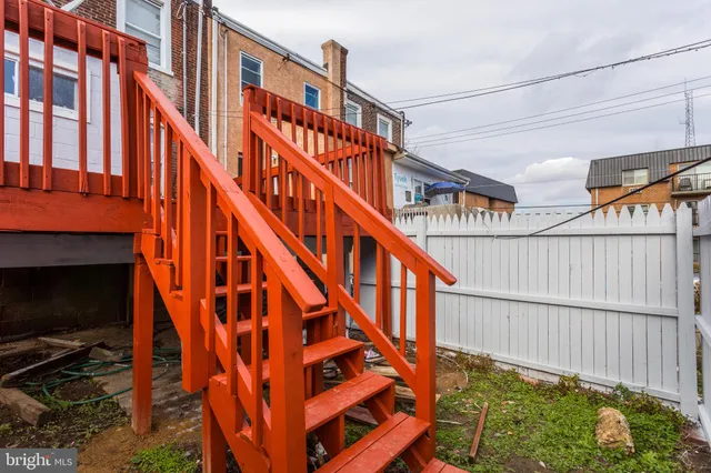 a view of entryway with a front door