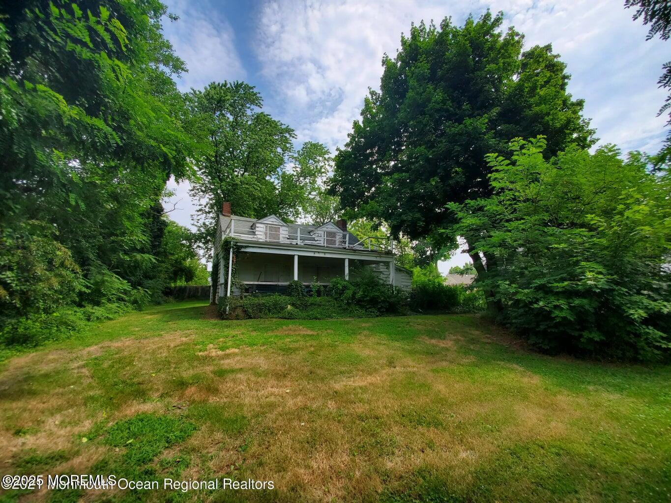 92 Compton Street Belford, NJ 07718 - Photo 7 of 27 a view of a backyard with a house