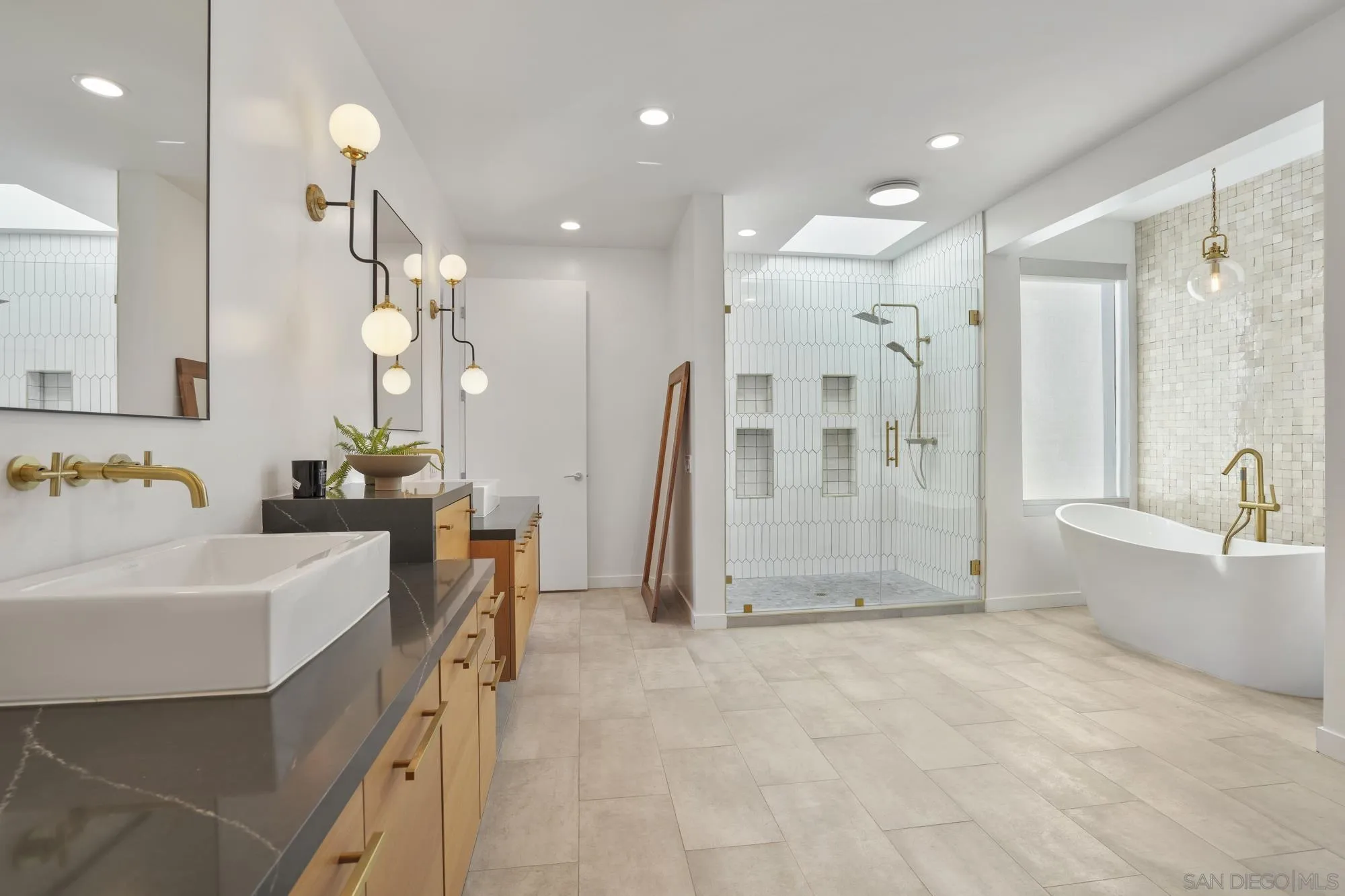 2844 Gate 2 Place Chula Vista, CA 91914 - Photo 21 of 65 a bathroom with a tub a sink and a mirror