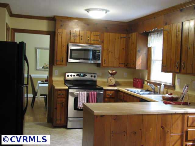 1001 Kingscross Road Midlothian, VA 23114 - Photo 5 of 10 Other - Spacious kitchen with new floor, stainless steel appliances and pantry.