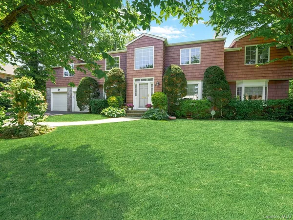 $2,218,000 | 11 Round Hill Road, Great Neck, NY 11020