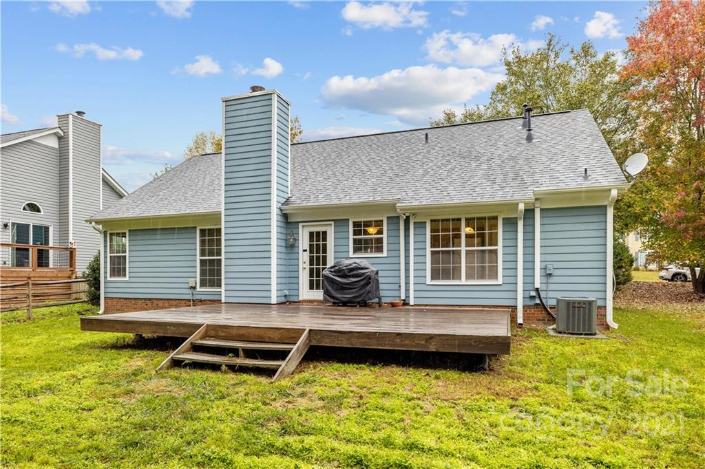 11232 Clayford Ridge Charlotte, NC 28215 - Photo 19 of 22 a backyard of a house with yard table and chairs