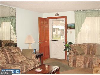 17 Branford Road Darby, PA 19023 - Photo 3 of 10 Living Room