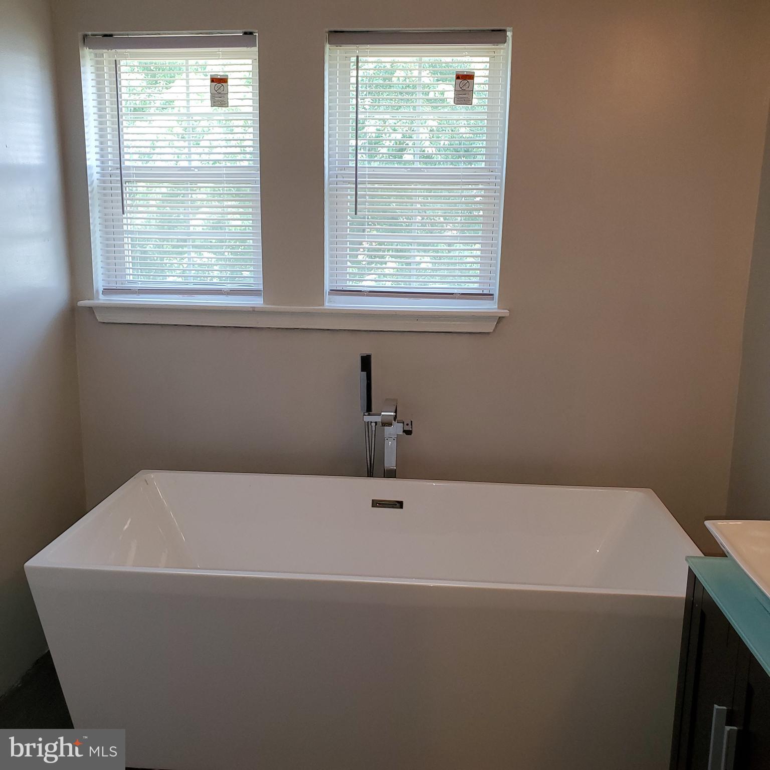 9627 Mendoza Road Randallstown, MD 21133 - Photo 21 of 42 Soaking Tub!
