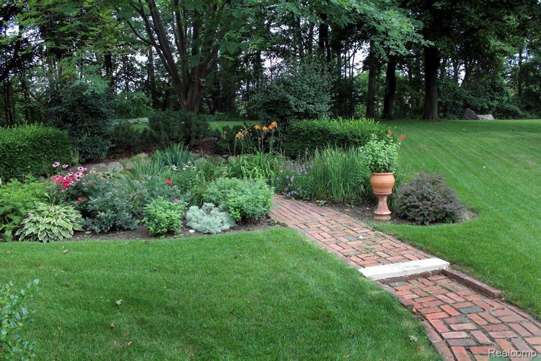 1886 Chelsea Court Rochester, MI 48306 - Photo 22 of 25 Flower Garden