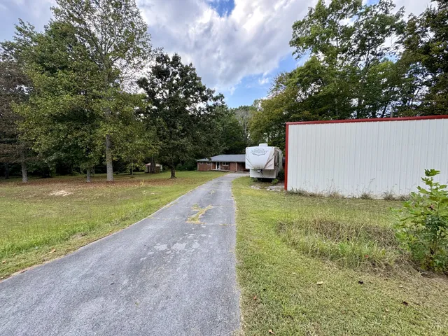 a view of a backyard