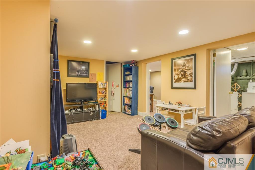 24 Oak Hills Road Edison, NJ 08820 - Photo 19 of 25 Gallery Image 19