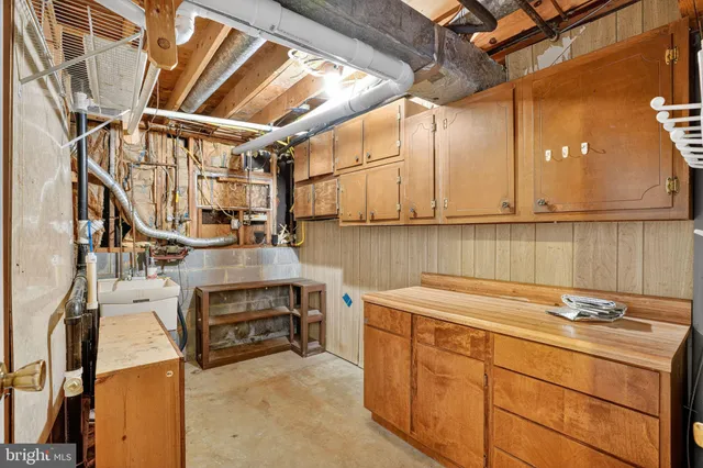 a view of a house with backyard and trees