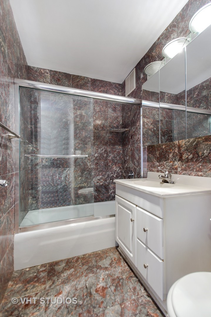 655 West Irving Park Road, Unit 2713 Chicago, IL 60613 - Photo 15 of 26 a bathroom with a bathtub and a sink