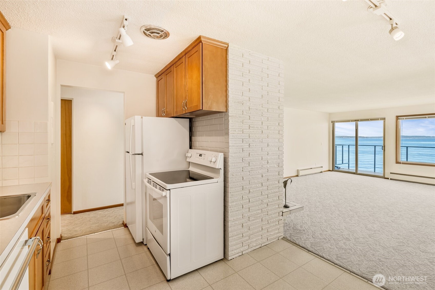 3015 Alki Avenue Southwest Seattle, WA 98116 - Photo 13 of 39