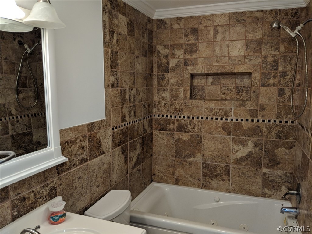 8523 Peaks Road Hanover, VA 23069 - Photo 18 of 35 a bathroom with a bathtub and a shower