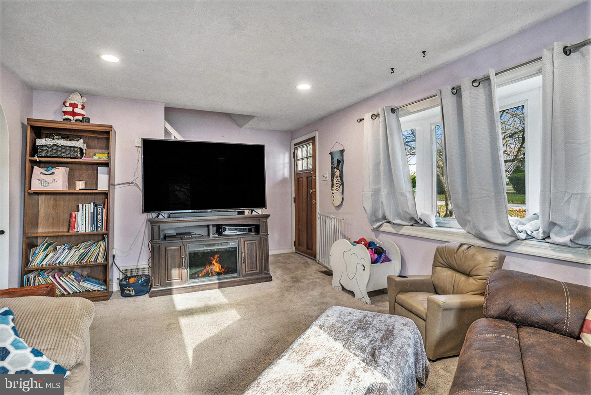 19 Church Road Norristown, PA 19403 - Photo 7 of 27 Family Room/Living Room