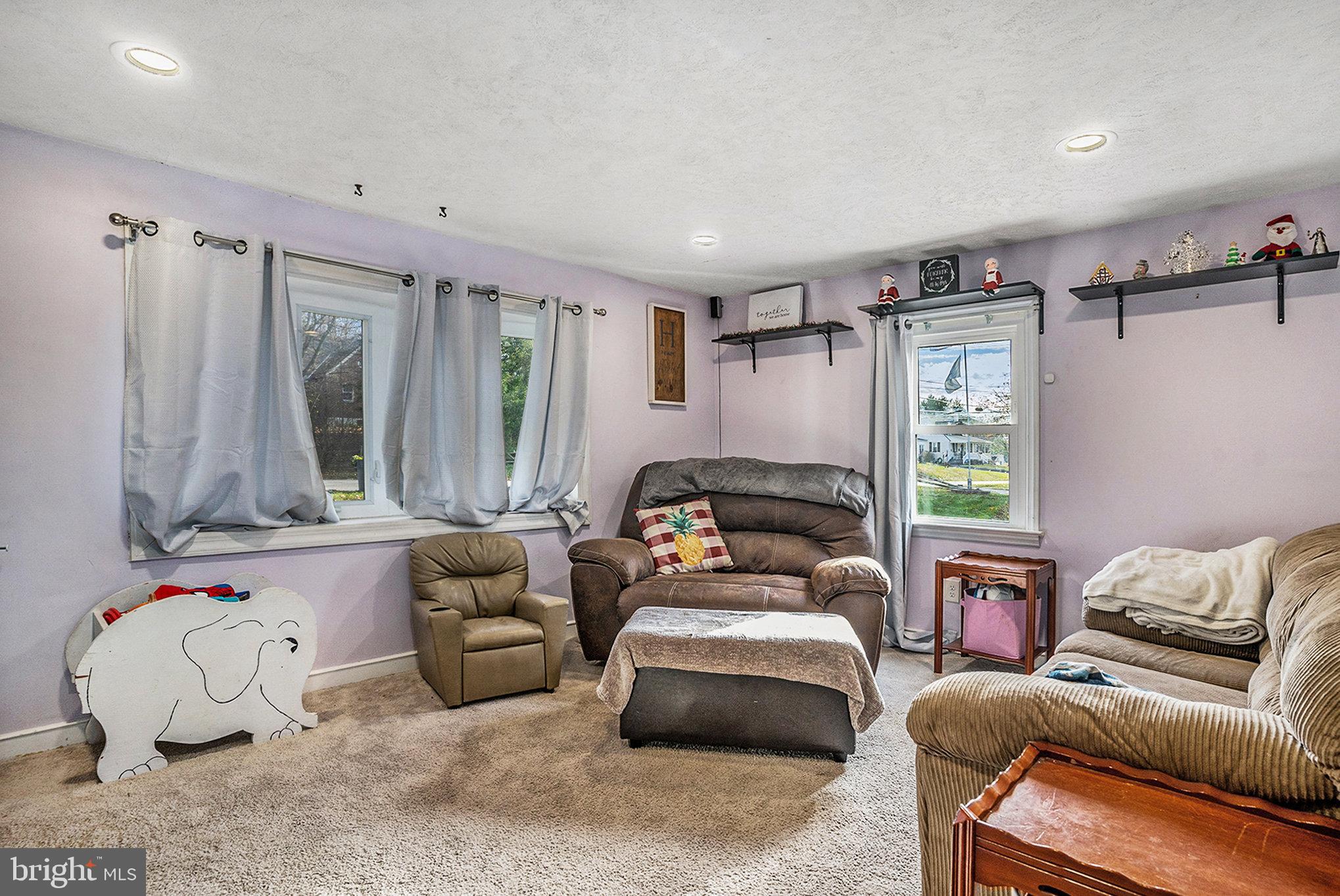 19 Church Road Norristown, PA 19403 - Photo 8 of 27 Family Room/Living Room