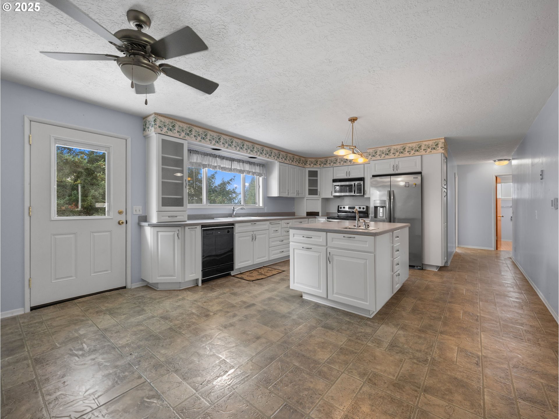 30444 Southeast Judd Road Eagle Creek, OR 97022 - Photo 14 of 42 Living Room