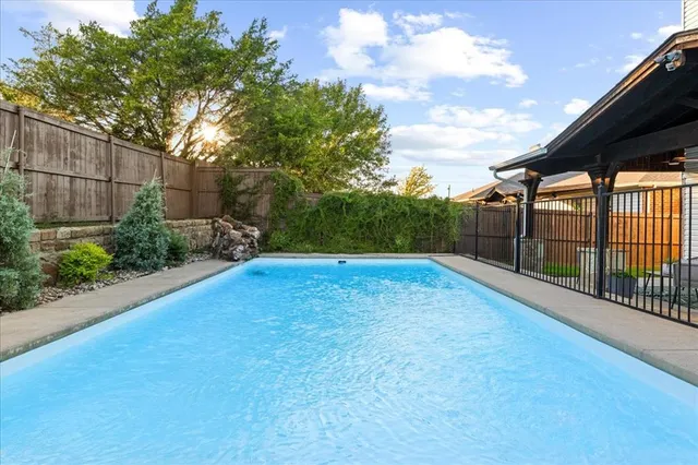 a view of a backyard