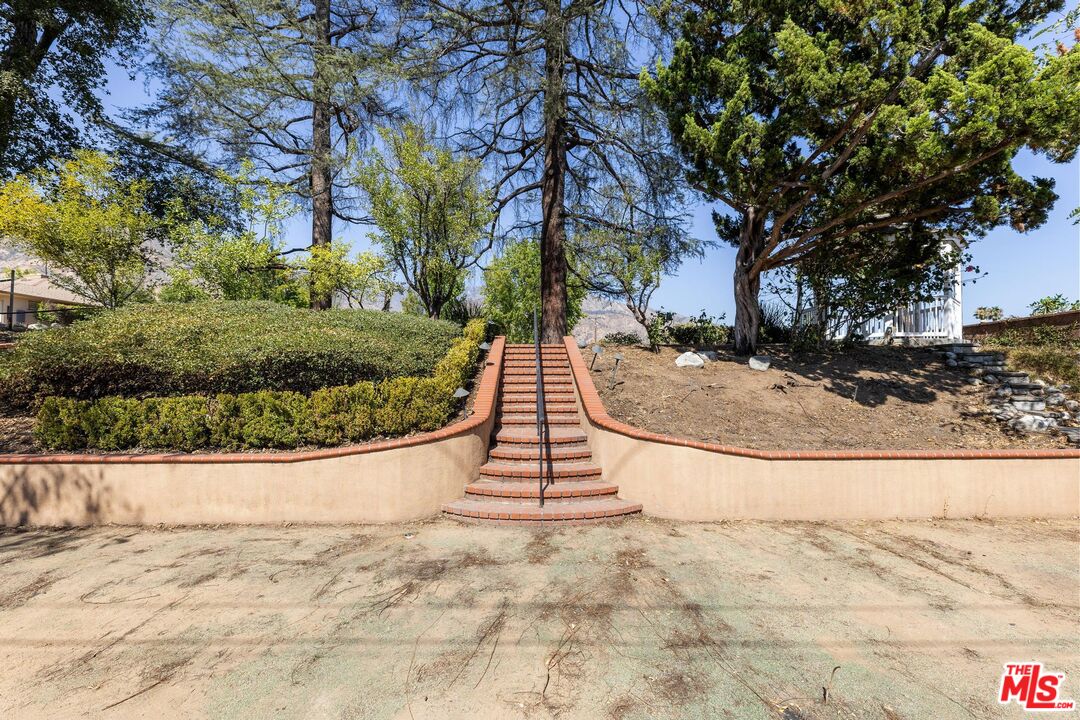 2261 Sinaloa Avenue Altadena, CA 91001 - Photo 14 of 20 a view of a garden