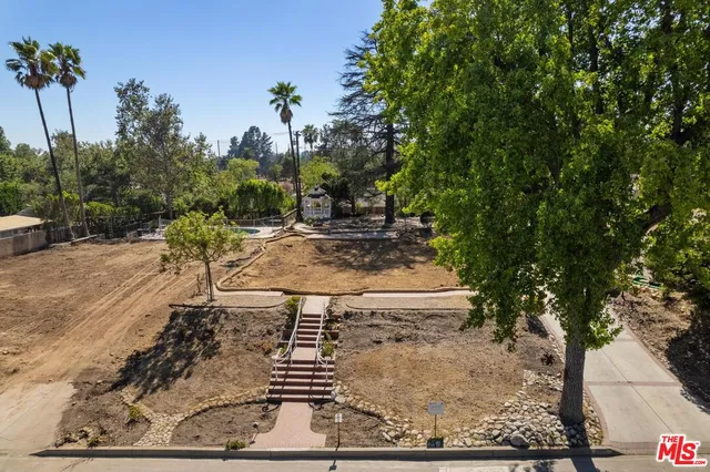 a view of a backyard of the house