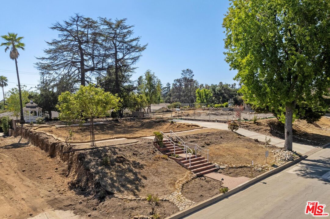2261 Sinaloa Avenue Altadena, CA 91001 - Photo 16 of 20 a view of a backyard of the house