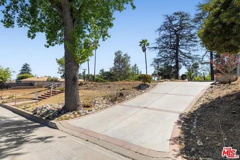 a view of a backyard of the house