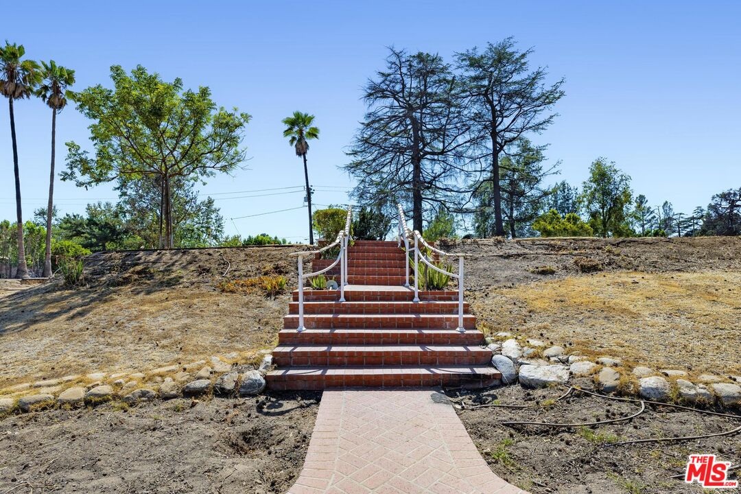 2261 Sinaloa Avenue Altadena, CA 91001 - Photo 4 of 20 a view of a yard with plants and trees