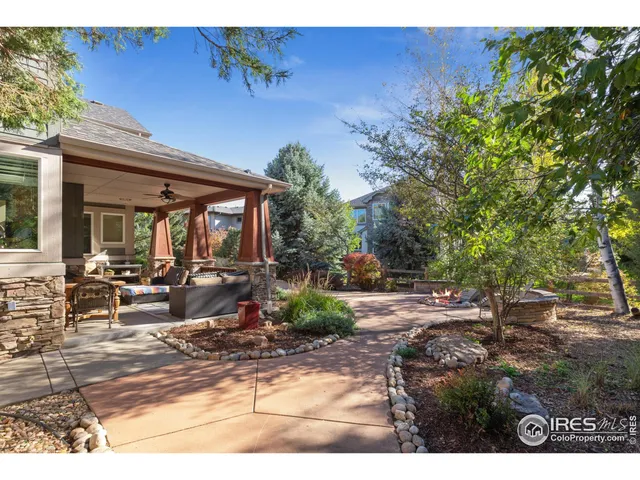 a view of outdoor space yard and porch