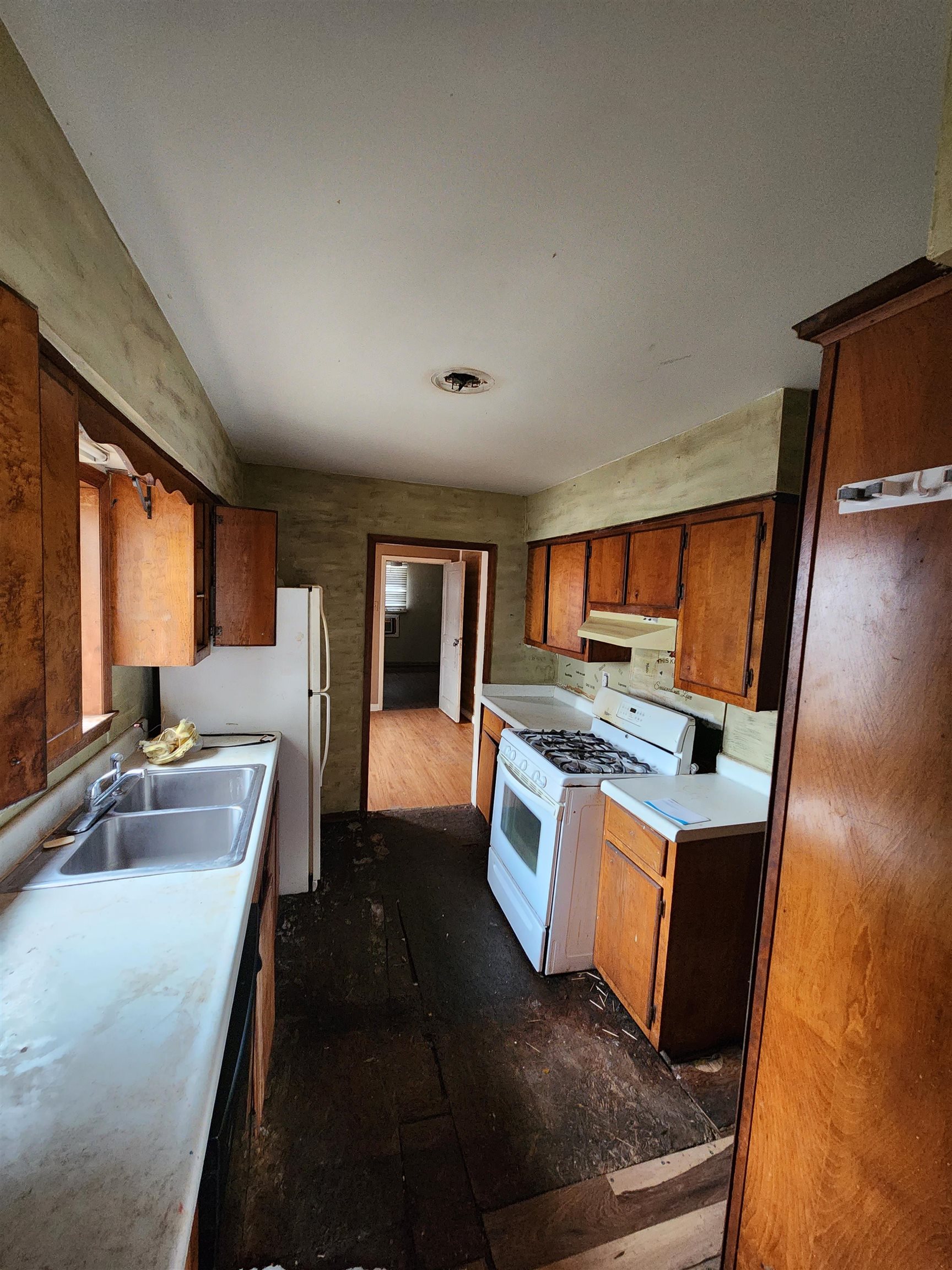 4170 Elliston Road Memphis, TN 38111 - Photo 11 of 19 a kitchen with stainless steel appliances granite countertop a sink stove and refrigerator