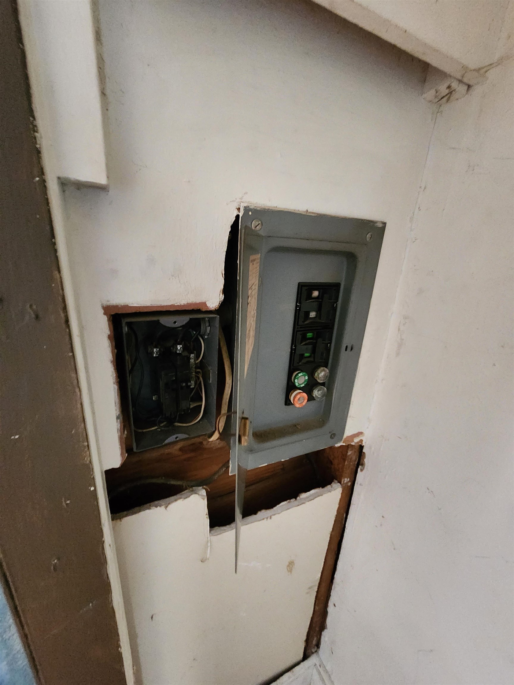 4170 Elliston Road Memphis, TN 38111 - Photo 14 of 19 a close view of water heater and washer