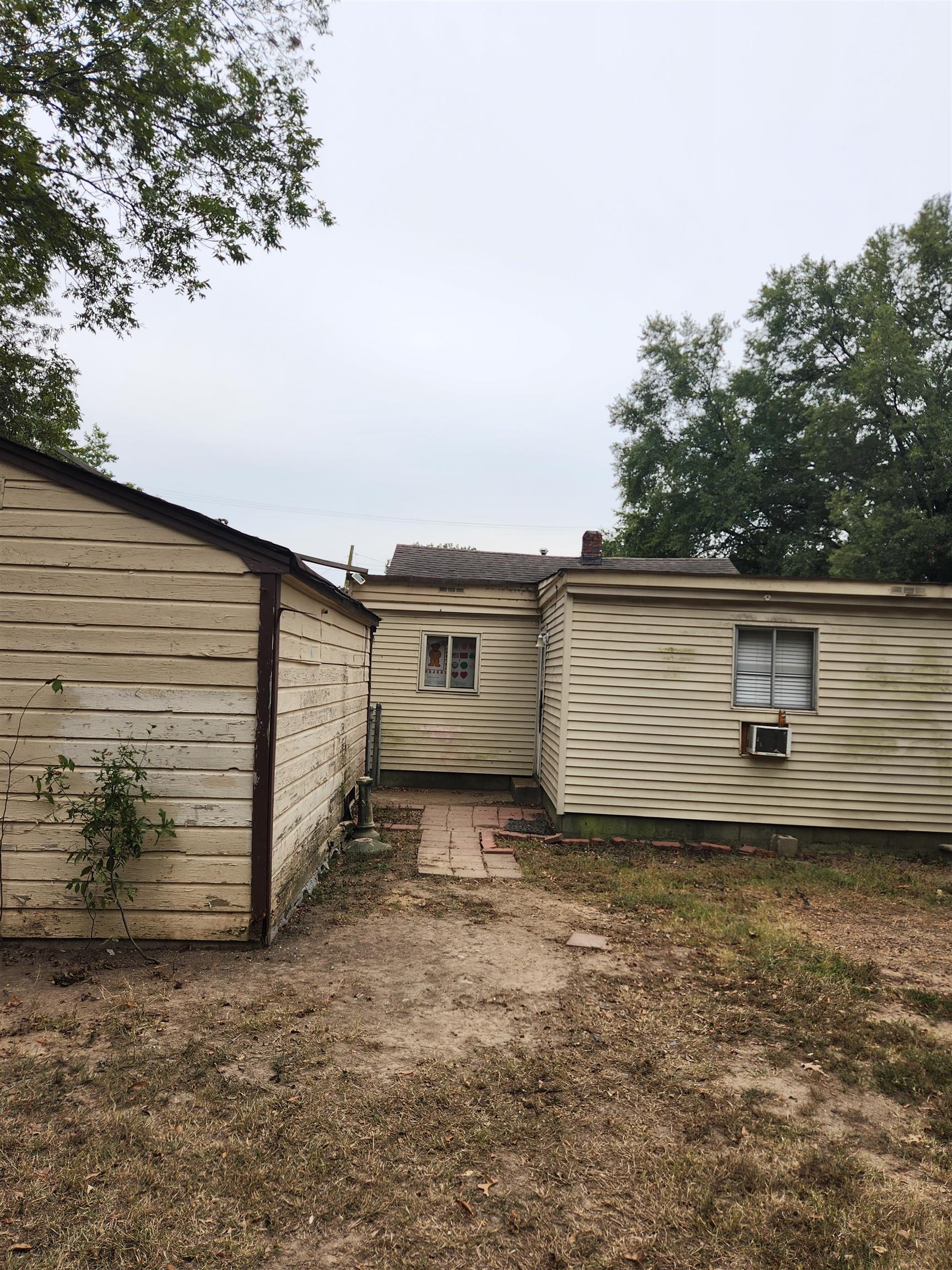 4170 Elliston Road Memphis, TN 38111 - Photo 7 of 19 a backyard of a house
