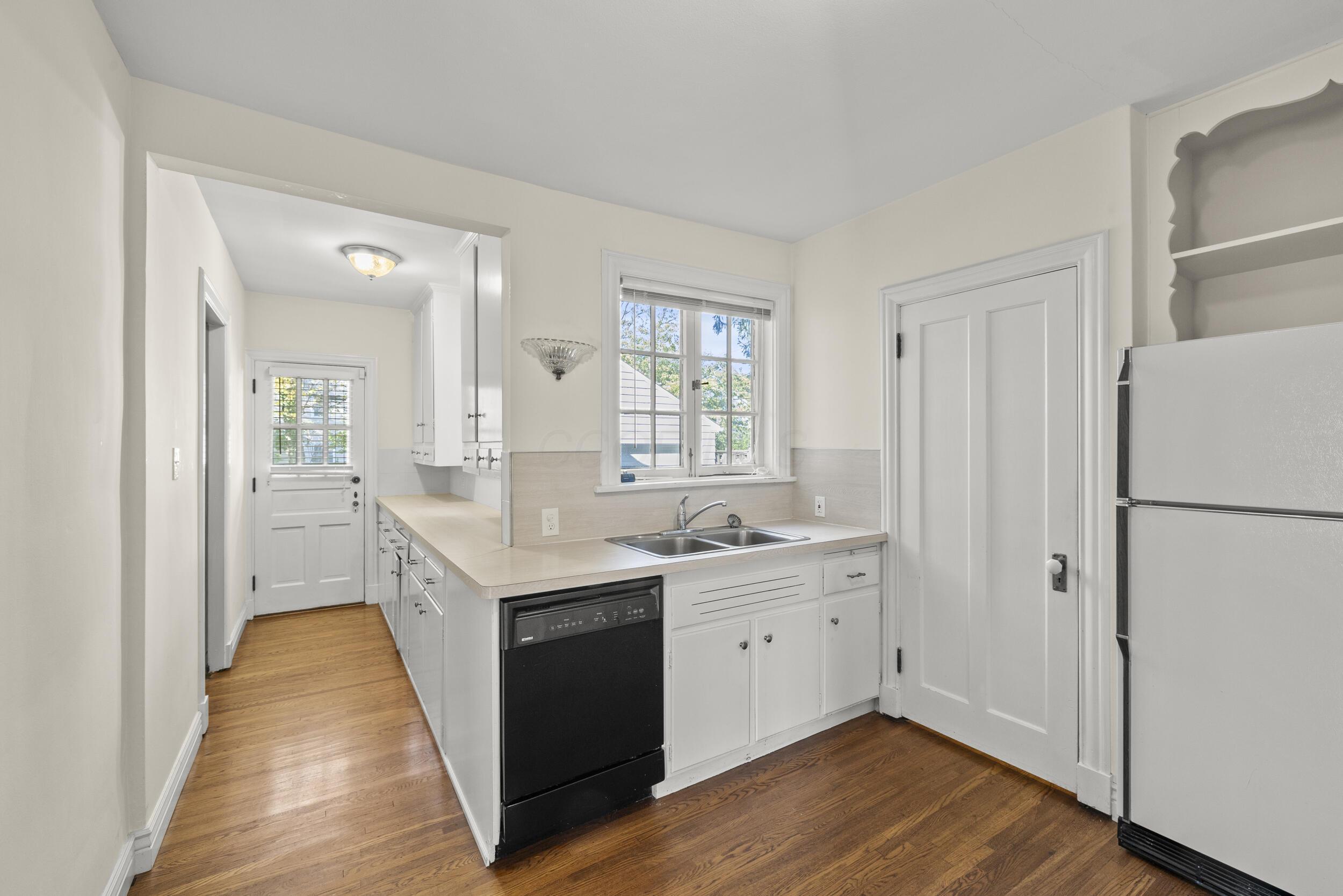1955 Coventry Road Columbus, OH 43212 - Photo 23 of 46 26_kitchen 04