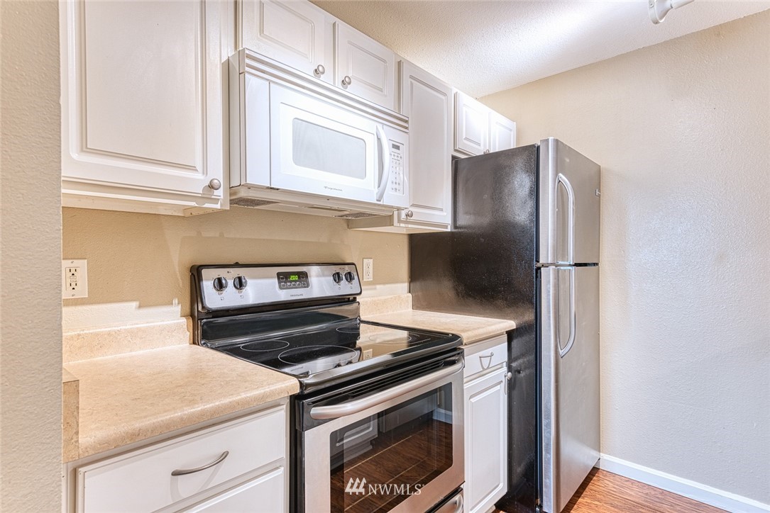 10831 Northeast 147th Lane, Unit R104 Bothell, WA 98011 - Photo 8 of 15 a kitchen with appliances and cabinets