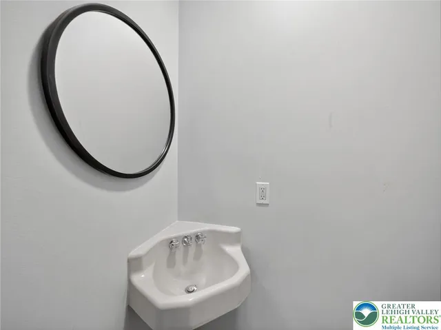 $2,050 | 2149 Allen Street, Allentown, PA 18104