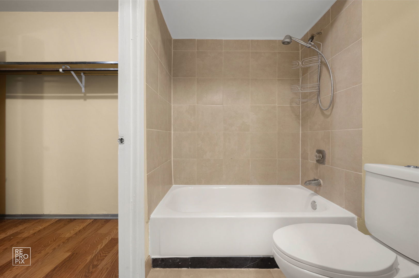 107 West Elk Trail, Unit 106 Carol Stream, IL 60188 - Photo 15 of 15 a bathroom with a toilet and a bathtub