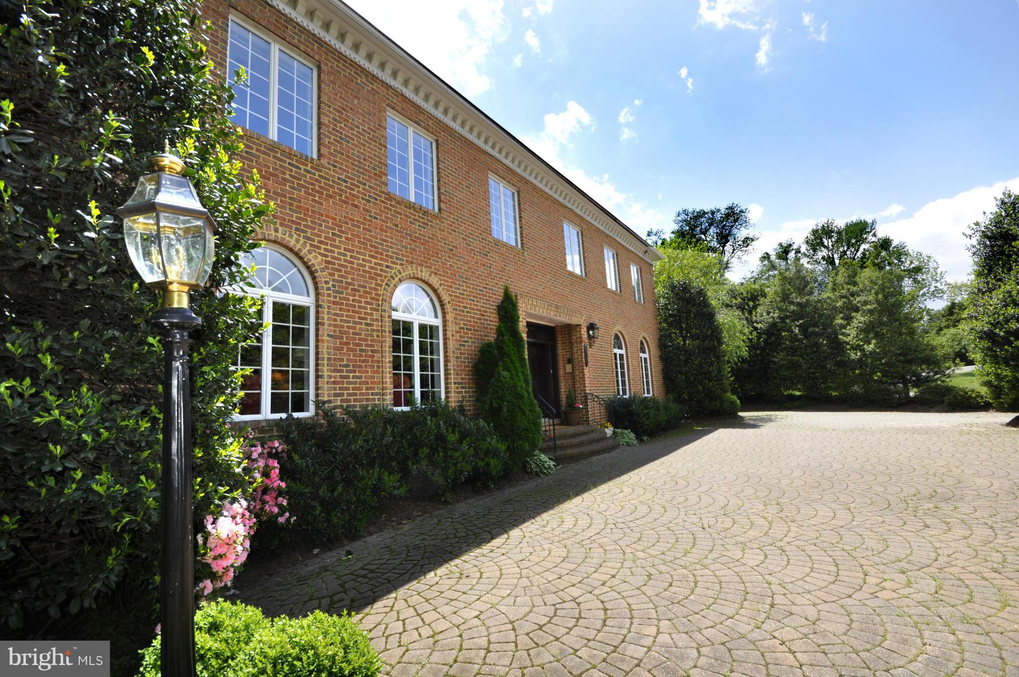 933 Bellview Road McLean, VA 22102 - Photo 2 of 30 Exterior (Front)