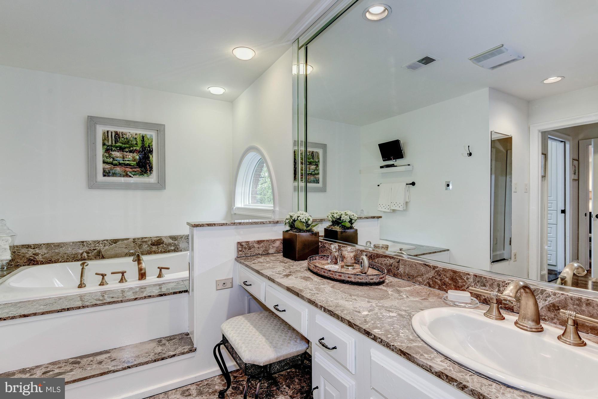 933 Bellview Road McLean, VA 22102 - Photo 13 of 30 Bath (Master)