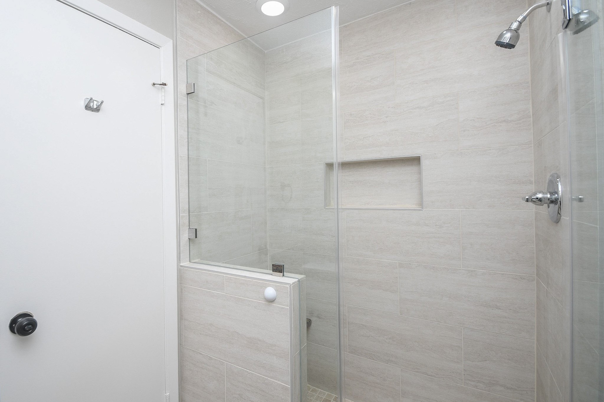 239 Malone Street, Unit B Houston, TX 77007 - Photo 29 of 35 Updated secondary bathroom with walk-in shower