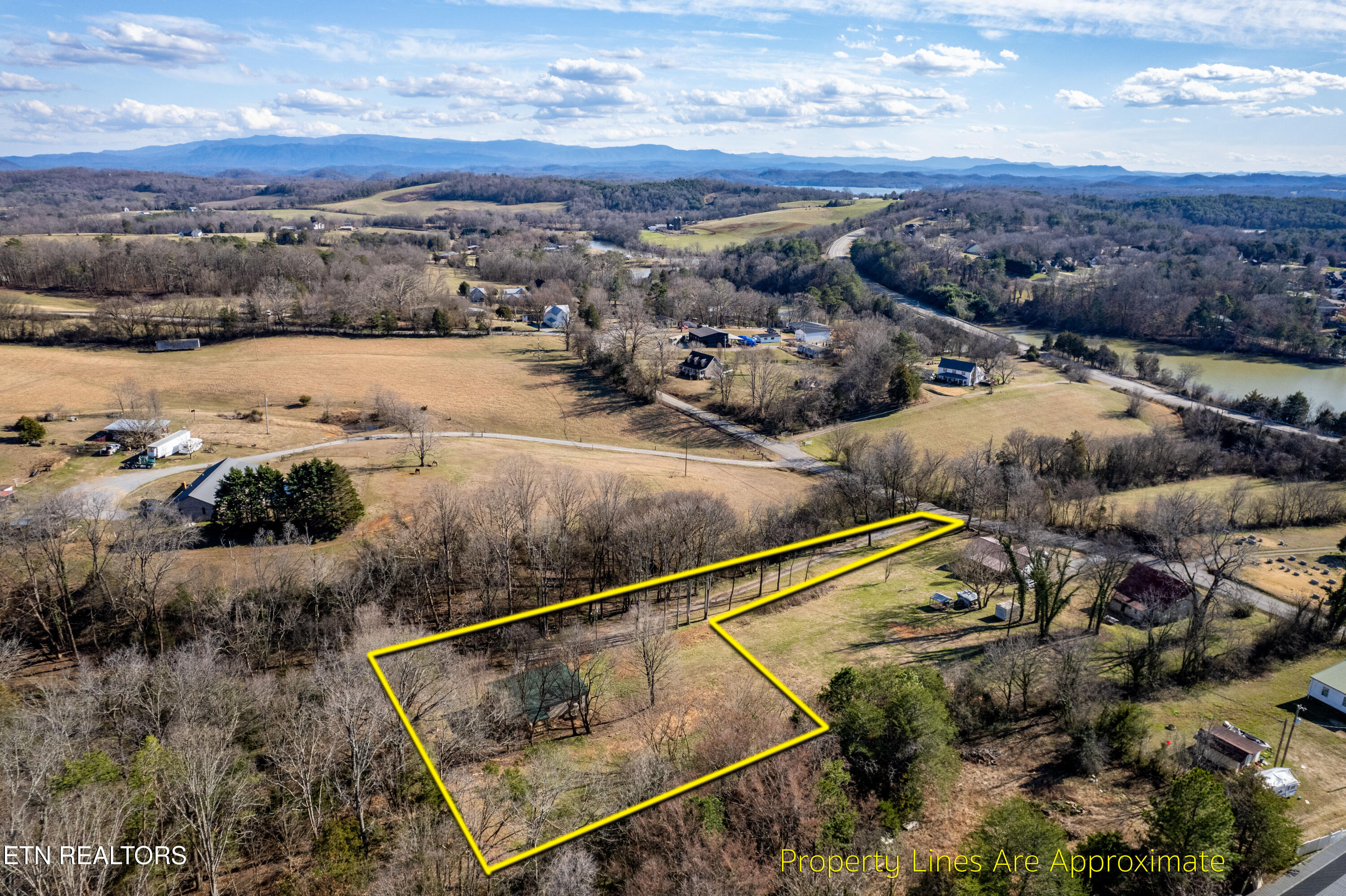 281 Trigonia Road Greenback, TN 37742 - Photo 3 of 27 281TrigoniaRd-12