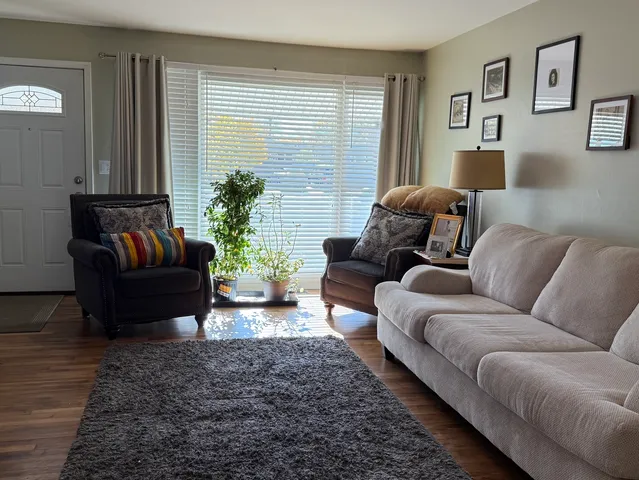 $395,000 | 550 Norridge Lane, Hoffman Estates, IL 60169