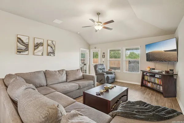 $2,500 | 633 Oleander Creek, Seguin, TX 78155