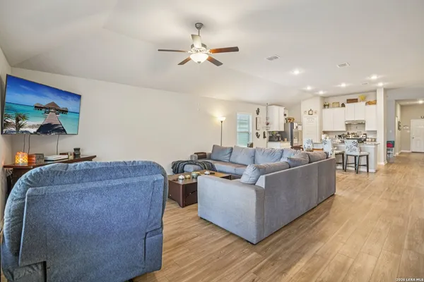 $2,500 | 633 Oleander Creek, Seguin, TX 78155