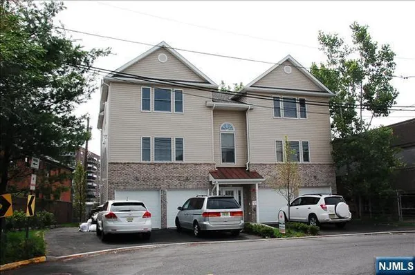 $3,100 | 2160 Hoyt Avenue, Unit 2A, Fort Lee, NJ 07024