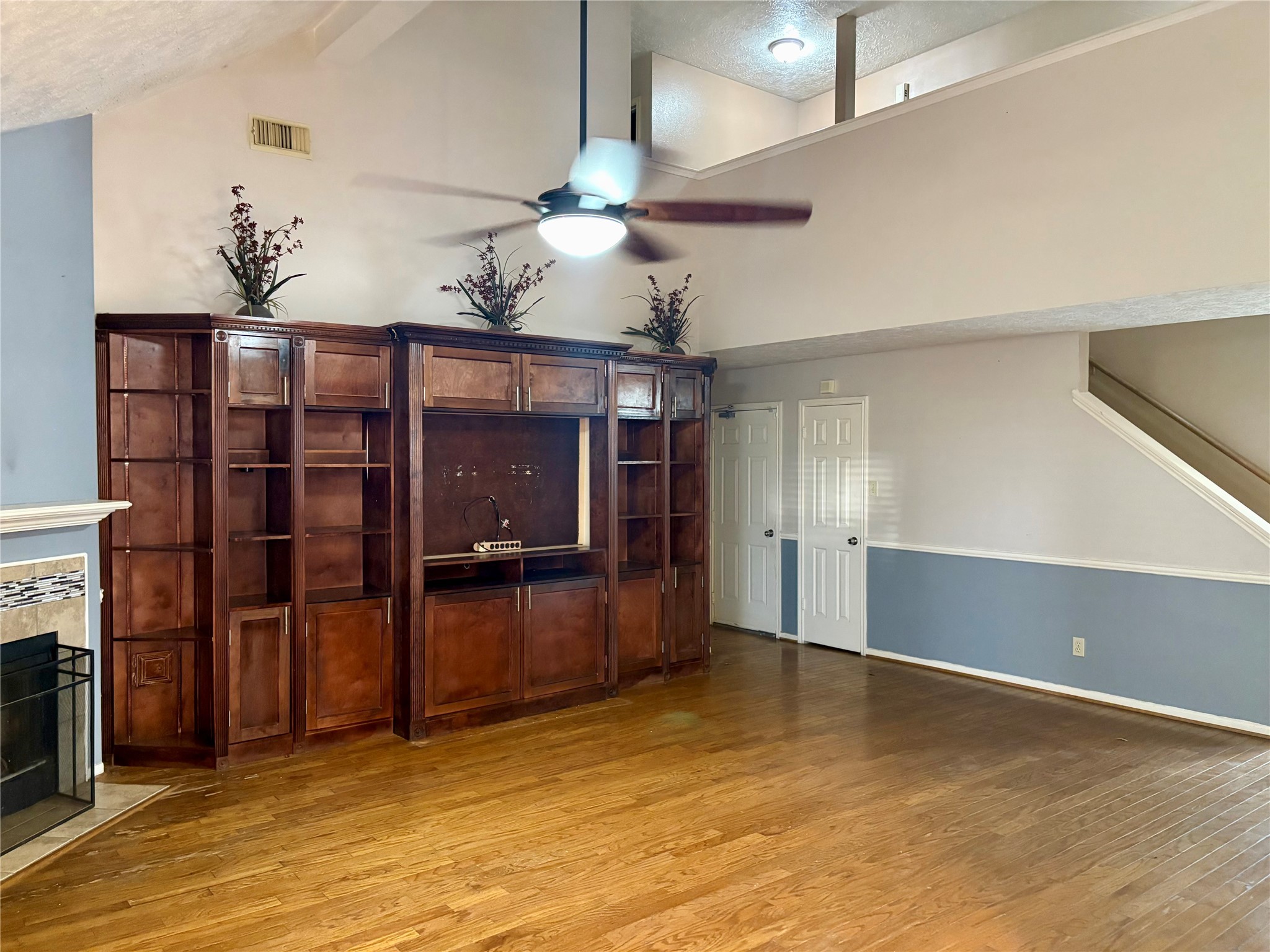 6510 Summit Ridge Court Houston, TX 77085 - Photo 4 of 10 a view of a livingroom with a furniture