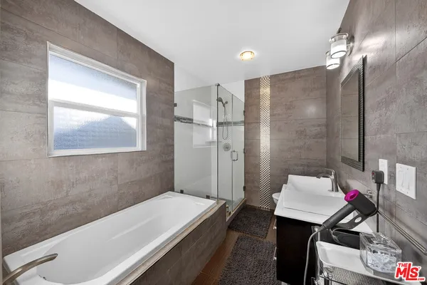 $2,285,000 | 416 South Van Ness Avenue, Los Angeles, CA 90020