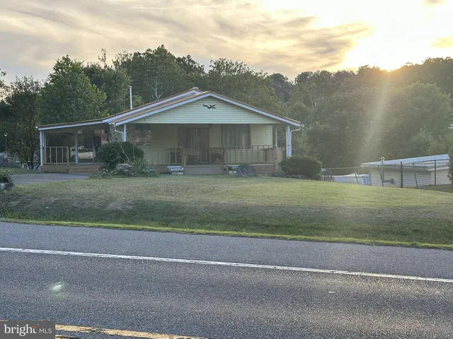 a view of a yard in front of a house