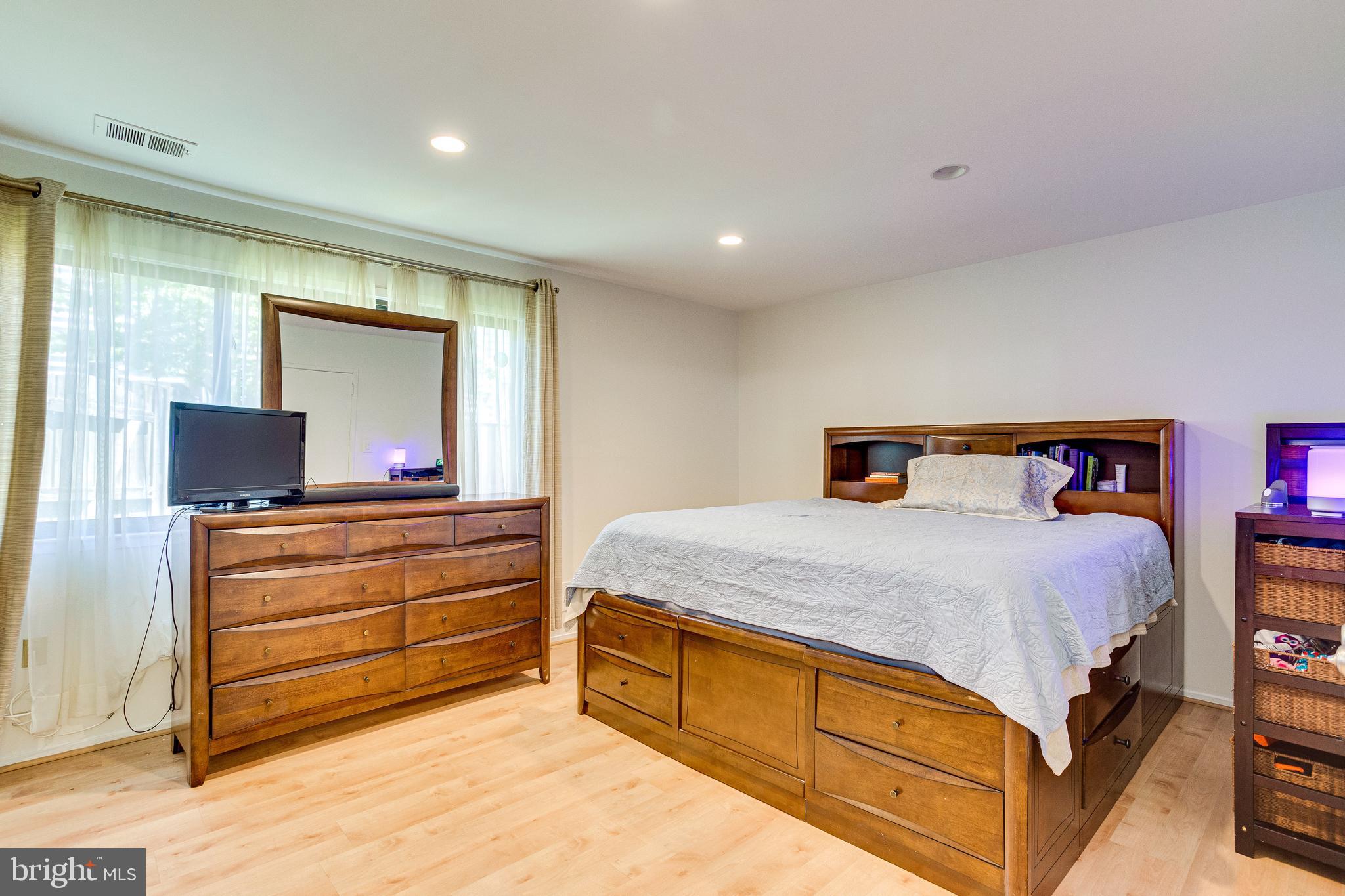 4415 Flintstone Road Alexandria, VA 22306 - Photo 22 of 45 Mater Bedroom