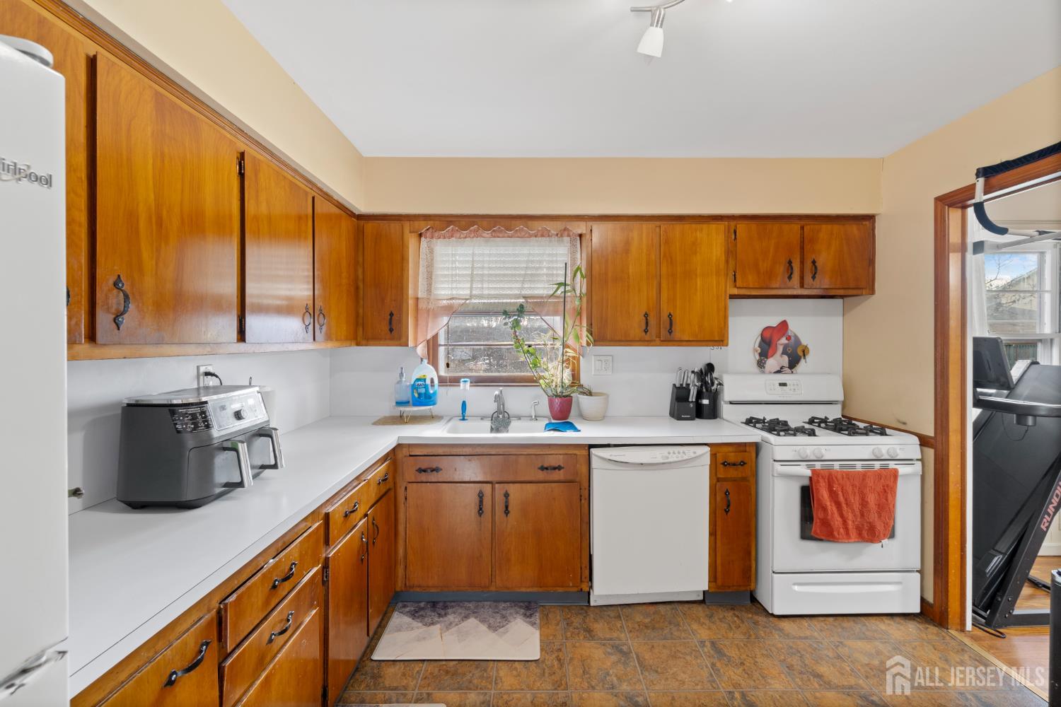 32 Sunset Drive Port Reading, NJ 07064 - Photo 9 of 20