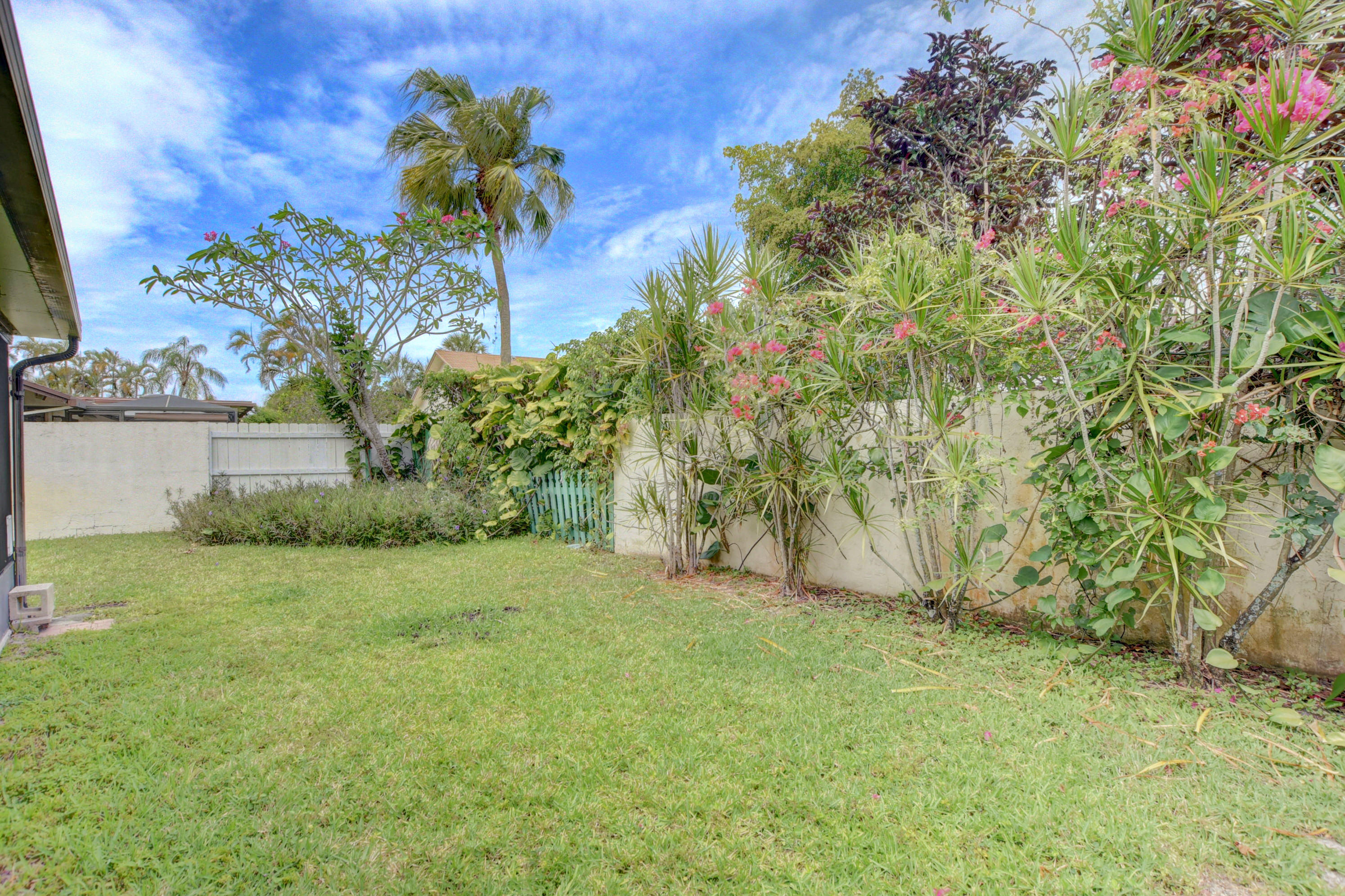 569 Southwest 28th Avenue Delray Beach, FL 33445 - Photo 21 of 25 a view of a back yard