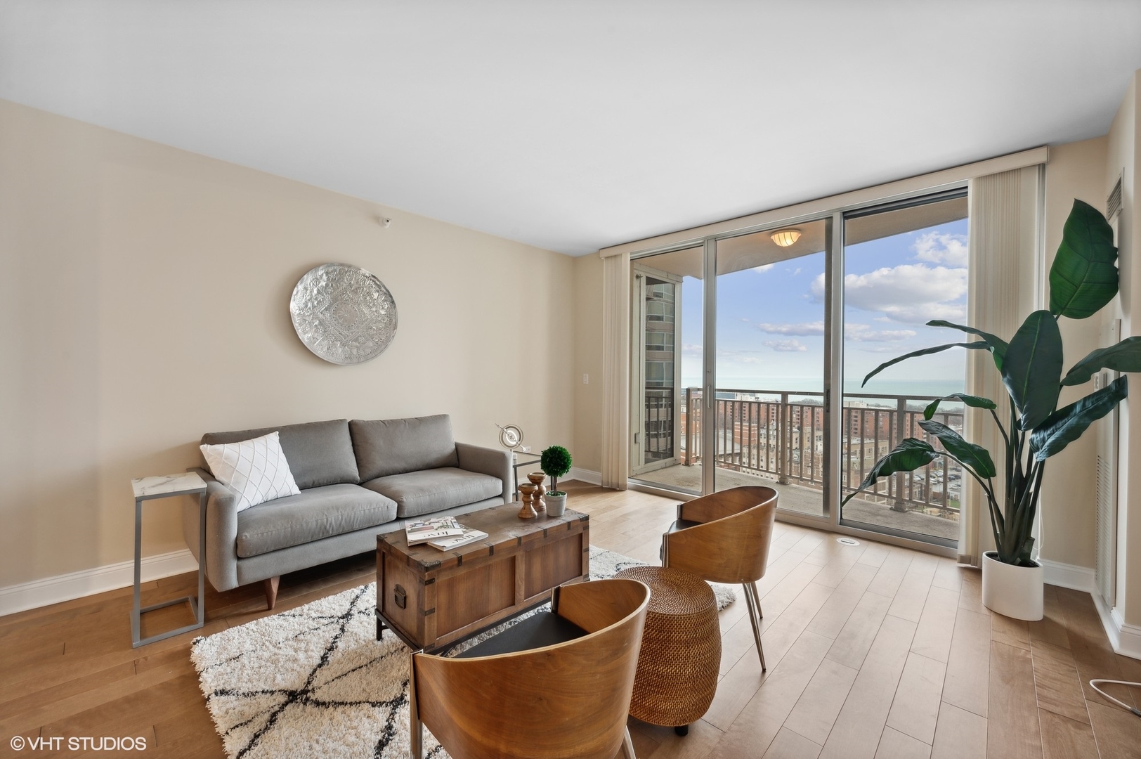 807 Davis Street, Unit 1610 Evanston, IL 60201 - Photo 5 of 19 a living room with furniture and a large window