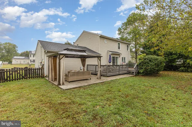 a view of a house with backyard and porch