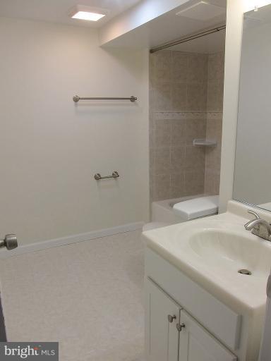5507 Rolling Road Springfield, VA 22151 - Photo 14 of 17 Bath